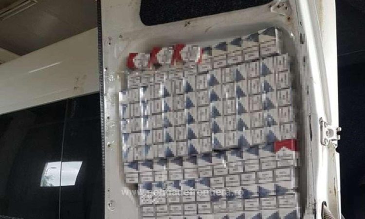 Microbuz căptuşit cu ţigări, descoperit de poliţiştii de frontieră