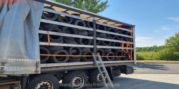 Două TIR-uri pline cu anvelope uzate și saltele, oprite de poliţiştii de frontieră