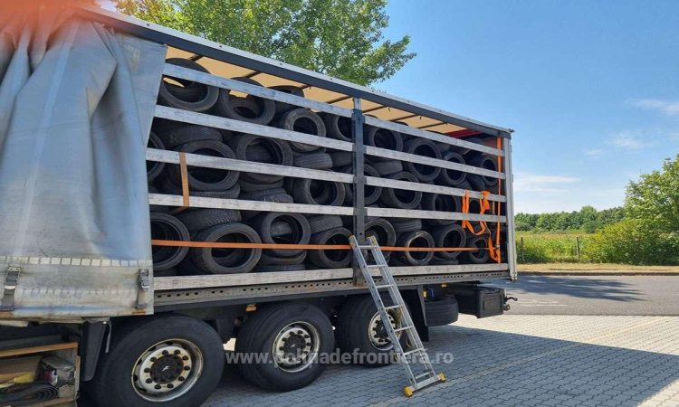 Două TIR-uri pline cu anvelope uzate și saltele, oprite de poliţiştii de frontieră