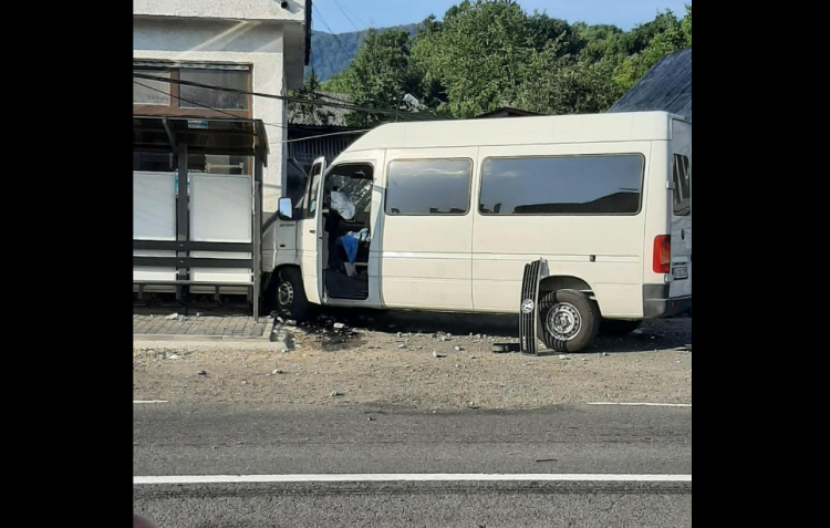 Accident în Remeți. Infrastructura electrică este distrusă