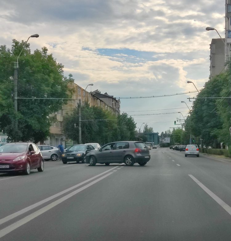 IMPACT pe Bulevardul Traian: Trafic blcoat
