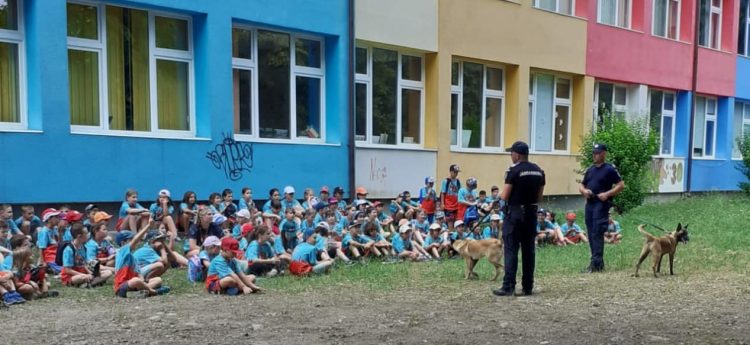 Vacanţă în siguranţă asigurată de jandarmi copiilor aflaţi în tabără la Şuior