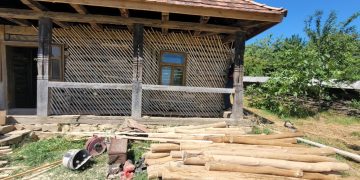 Lucrări la Casa Cărbunari de la Muzeul Satului din Baia Mare, pentru punerea sa în circuitul turistic