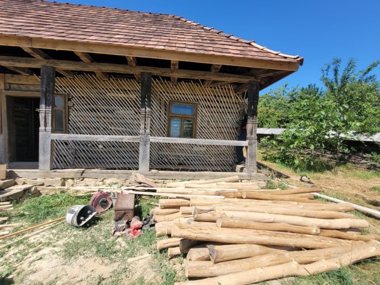 Lucrări la Casa Cărbunari de la Muzeul Satului din Baia Mare, pentru punerea sa în circuitul turistic