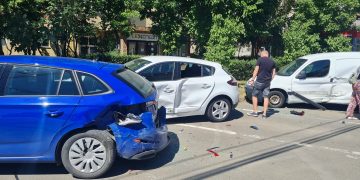 O șoferiţă de 19 ani a distrus 4 mașini pe bd. Republicii din Baia Mare