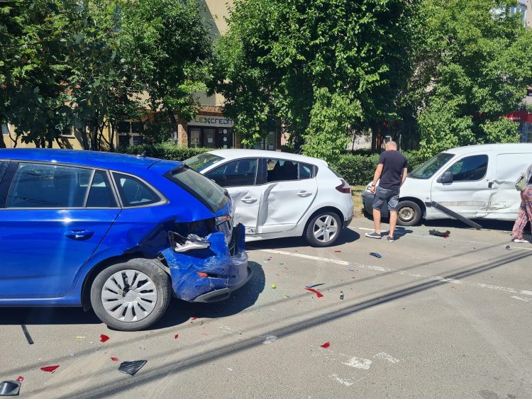 O șoferiţă de 19 ani a distrus 4 mașini pe bd. Republicii din Baia Mare