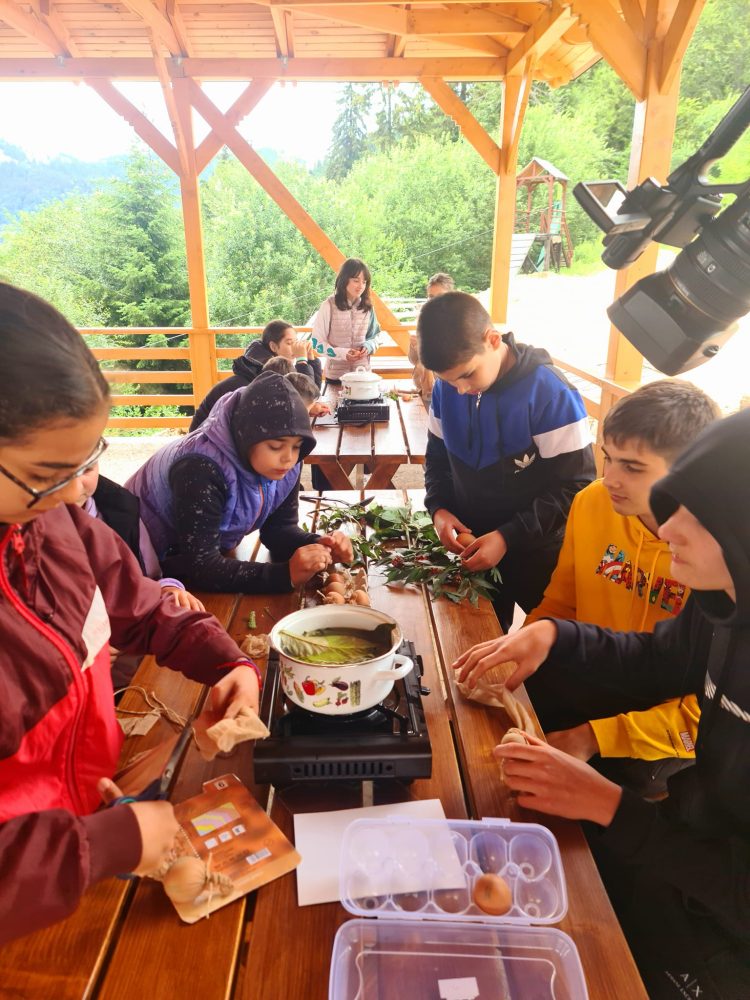 Atelier de obținere a coloranților naturali din plantele tinctoriale ale Munților Rodnei