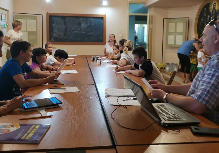 Cursuri de limba română pentru persoanele din Ucraina, la Parohia Greco-Catolică Sfânta Cruce din Baia Mare