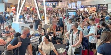 Aeroportul Luton din Londra, închis din cauza topirii pistei