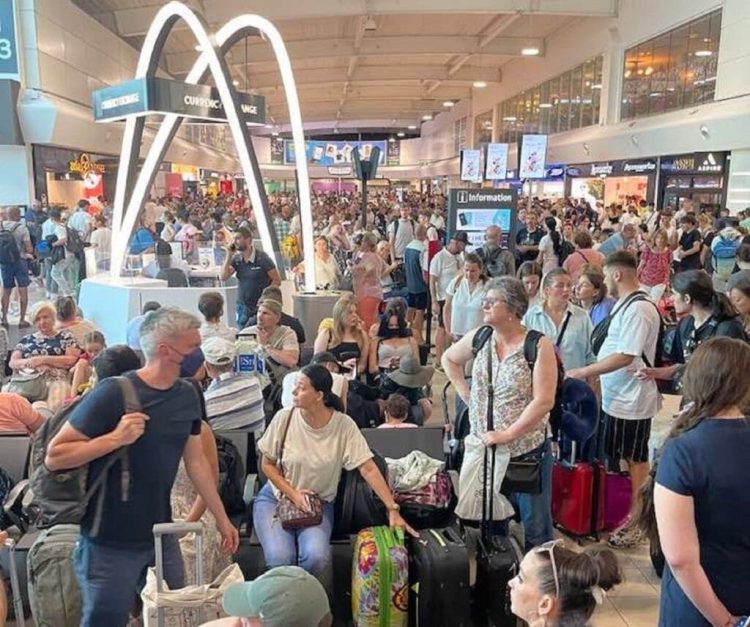Aeroportul Luton din Londra, închis din cauza topirii pistei