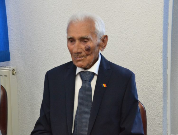 Decanul de vârstă al comunităţii din Fărcaşa, Gheorghe Ionuţi, a împlinit 102 ani