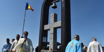 Slujbă de pomenire a eroilor neamului la Crucea Monument din Vârful Țibleșului