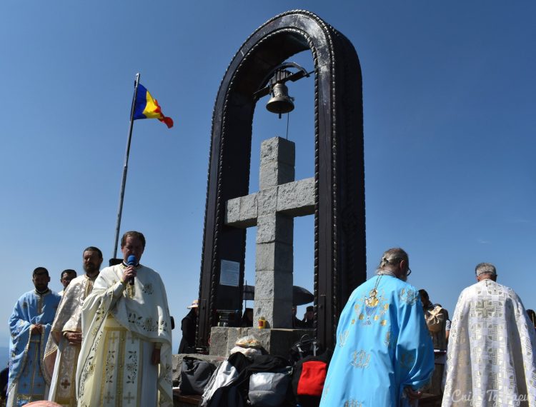 Slujbă de pomenire a eroilor neamului la Crucea Monument din Vârful Țibleșului