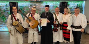 Grupul folcloric „Iza”, distins cu „Crucea Voievodală Maramureșeană” 