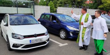 Vehicule binecuvântate în parcarea de lângă Biserica romano-catolică Sfânta Treime din Baia Mare – FOTO