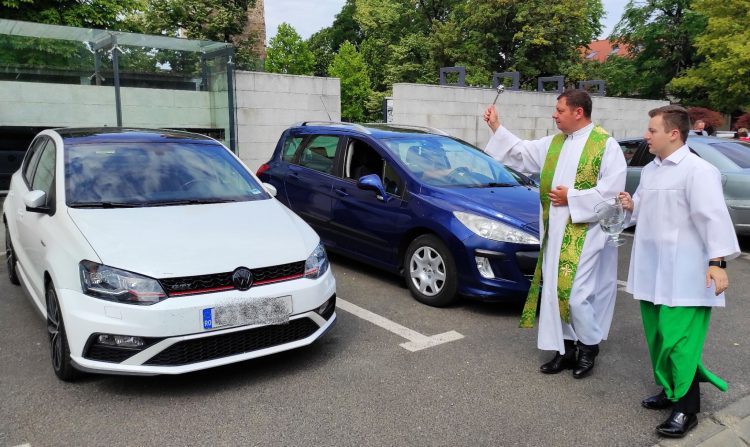 Vehicule binecuvântate în parcarea de lângă Biserica romano-catolică Sfânta Treime din Baia Mare – FOTO