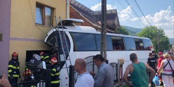 Tragedie la Moisei. Un autocar cu 51 de turişti polonezi s-a izbit de o casă. Şoferul a decedat – foto