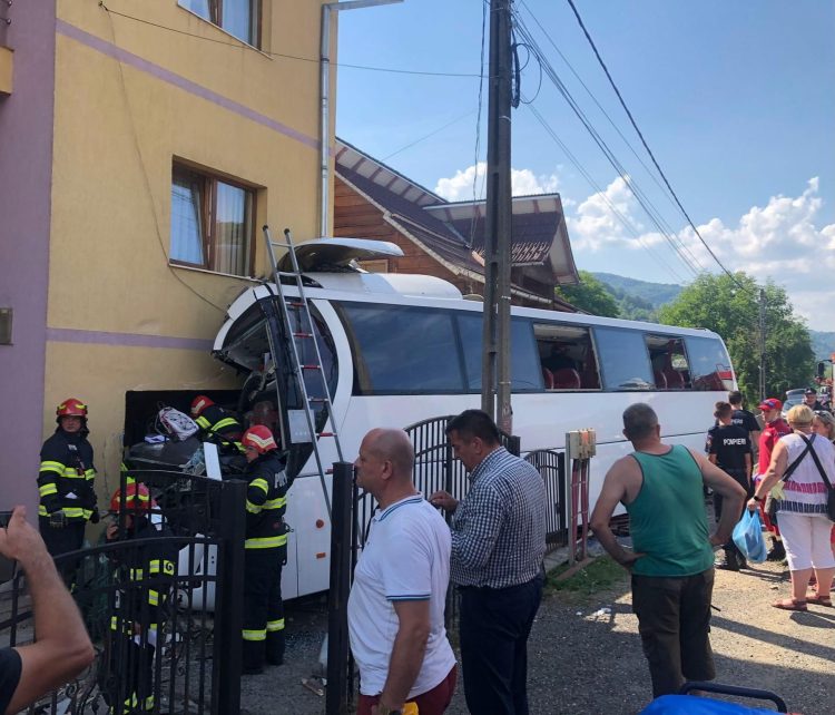 Tragedie la Moisei. Un autocar cu 51 de turişti polonezi s-a izbit de o casă. Şoferul a decedat – foto