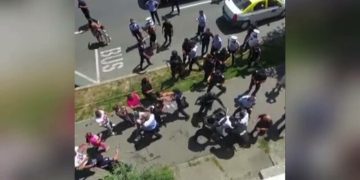 Cinci poliţişti au ajuns la spital, după ce au fost bătuţi în timpul unei înmormântări