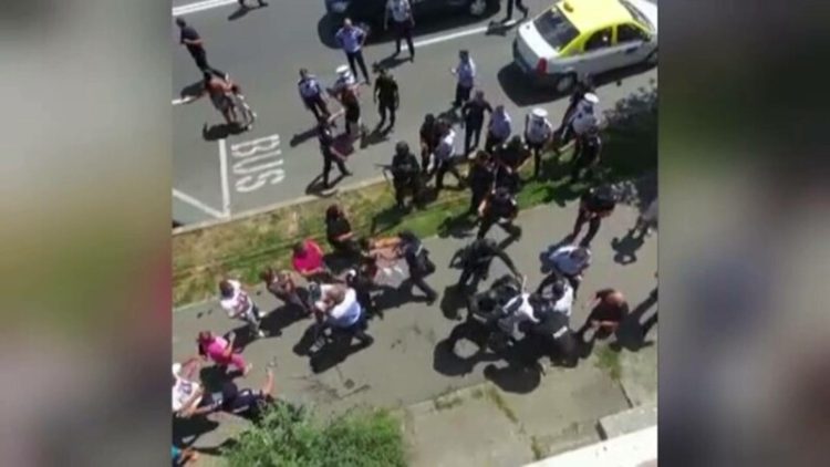 Cinci poliţişti au ajuns la spital, după ce au fost bătuţi în timpul unei înmormântări