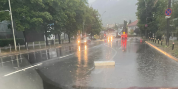 Materiale de construcție căzute peste mașini! ATENȚIE, șoferi din Baia Mare