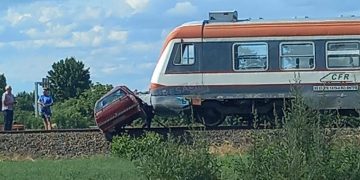 ACCIDENT FEROVIAR: Personalul Baia Mare – Satu Mare a lovit un autoturism în Apa