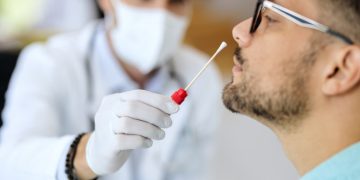 Explozie de cazuri de Covid-19 în Franța: peste 100.000 de îmbolnăviri pe zi