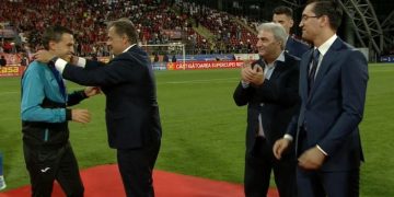 Ovaționat de întreg stadionul, Ovidiu Hațegan a izbucnit în lacrimi