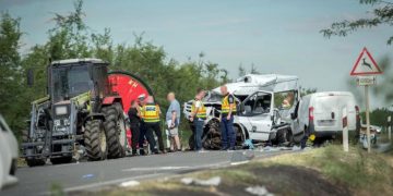 Accident devastator! Microbuz plin cu români, implicat într-un accident în Ungaria. Doi morţi şi nouă răniţi – video