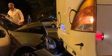 Un sucevean beat a intrat cu mașina în spatele unui autobuz. O persoană rănită