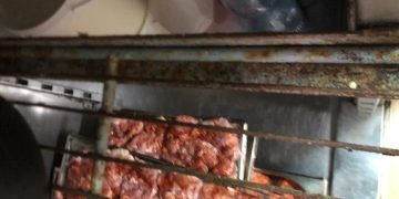 Cinci operatori economici din Maramureş, închişi temporar de ANPC. Vindeau fructe şi legume mucegăite și ouă fără dată limită de consum