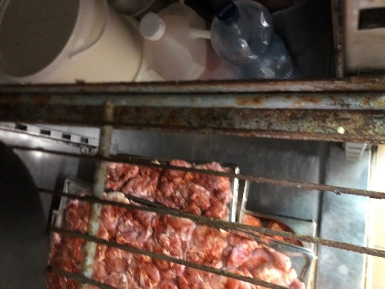 Cinci operatori economici din Maramureş, închişi temporar de ANPC. Vindeau fructe şi legume mucegăite și ouă fără dată limită de consum