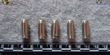 Descinderi în Maramureş pentru anihilarea unui grup infracţional de trafic de persoane. Arme, mii de euro şi autoturisme confiscate