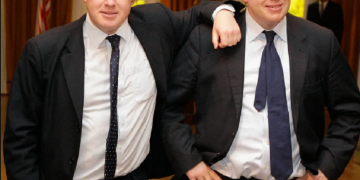 O statuie de ceară a lui Boris Johnson, depusă în faţa unei agenţii de căutare de locuri de muncă din Anglia