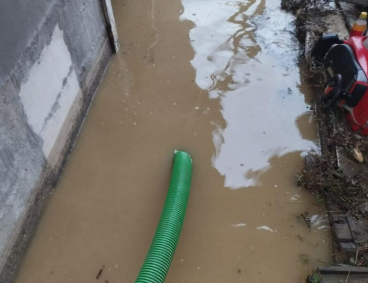 INUNDAȚII în Rugășești: trafic blocat între Rohia și Măgoaja