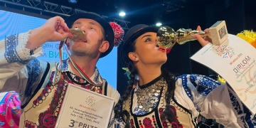 Doi dansatori ai Ansamblului Folcloric Național „Transilvania” au obținut premii importante în Bulgaria