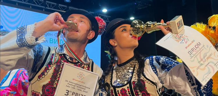 Doi dansatori ai Ansamblului Folcloric Național „Transilvania” au obținut premii importante în Bulgaria