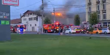 Incendiu ÎNGROZITOR în Baia Mare. Arde Crenguța. VIDEO