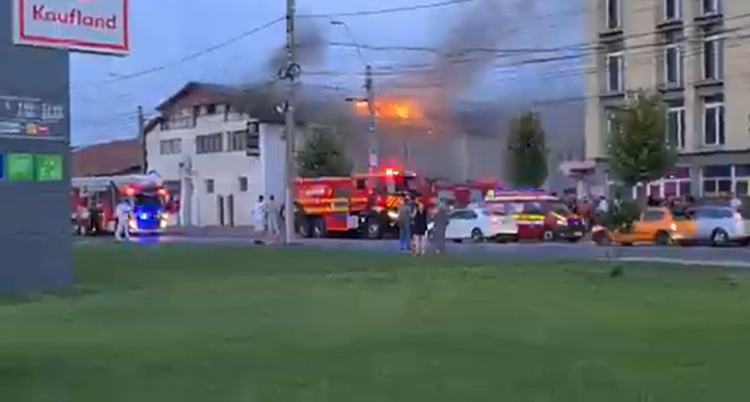 Incendiu ÎNGROZITOR în Baia Mare. Arde Crenguța. VIDEO