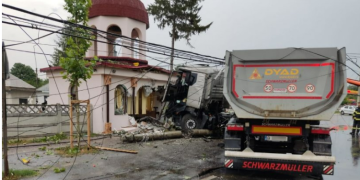 Momentul în care un TIR intră cu viteză în capela unei biserici