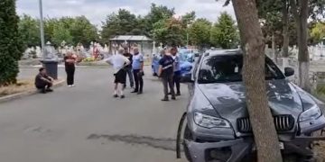 Şoferul unui BMW a provocat un accident grav în cimitir