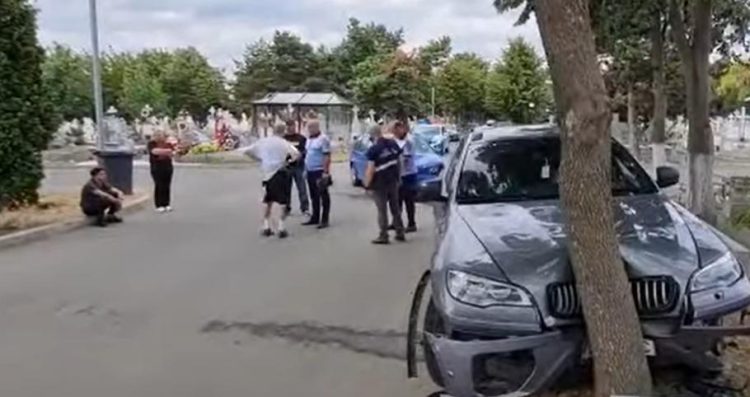 Şoferul unui BMW a provocat un accident grav în cimitir