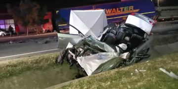 Accident tragic în drum spre vacanţă. O mamă de 25 de ani a murit lângă copilul de 2 ani, în urma impactului dintre un autoturism şi un TIR