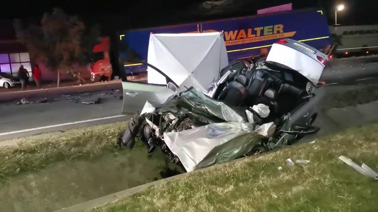 Accident tragic în drum spre vacanţă. O mamă de 25 de ani a murit lângă copilul de 2 ani, în urma impactului dintre un autoturism şi un TIR