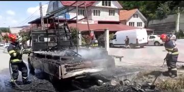 O autoutilitară s-a făcut scrum în mijlocul drumului, ieri în Dej