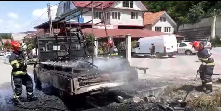 O autoutilitară s-a făcut scrum în mijlocul drumului, ieri în Dej