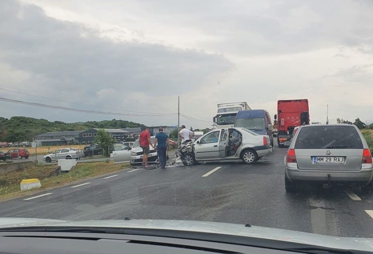 Accident grav la Buşag: O persoană este încarcerată