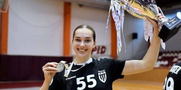 Oana Borș, una dintre cele mai talentate handbaliste din România, nevoită să stea pe bară peste un an