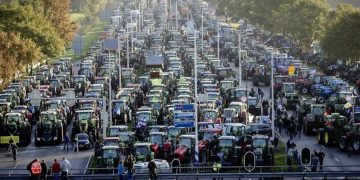 Fermierii olandezi sunt furioşi pe guvern. Au blocat cu tractoarele intrările în supermarketuri