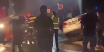 Grav accident la Vişeu de Sus. Un bărbat băut s-a înfipt cu mașina într-un hidrant, apoi s-a răsturnat pe plafon